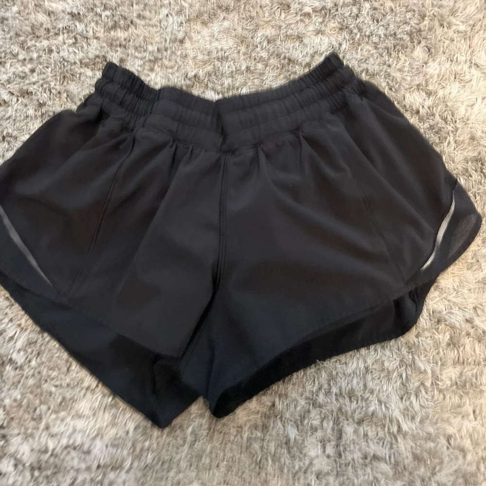 SIZE 4. LULULEMON LOW-RISE HOTTY HOT SHORT 2.5”. BLACK.